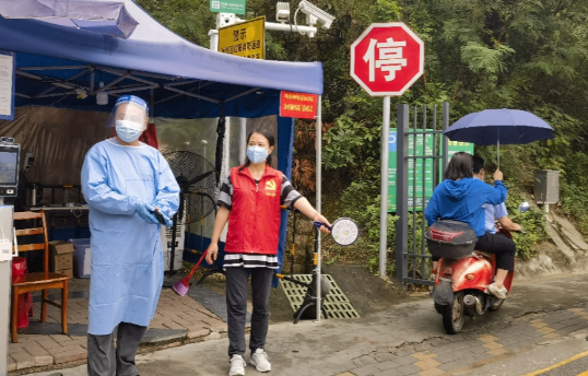 党员进社区 共防疫情践初心