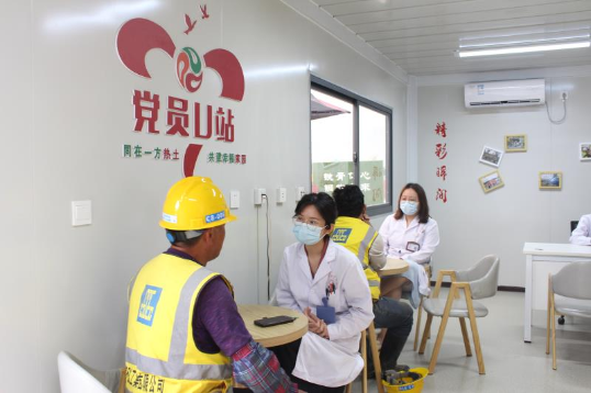 图  双相障碍科支部走进“党员U站 安心驿站”为工人提供一对一心理咨询服务.png